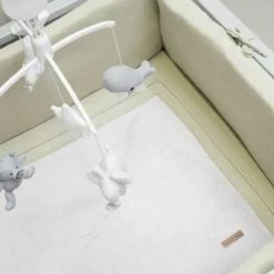 Baby's Only Muziekmobiel Baby - Boxmobiel - Zand/Wolwit/Wit - Gebreide Figuurtjes - Muziek Speelgoed - Melodie 'It's A Small World' 26 Baby's Only Muziekmobiel Baby - Boxmobiel - Zand/Wolwit/Wit - Gebreide Figuurtjes - Muziek Speelgoed - Melodie 'It's A Small World' -Telano-winkel 550x366 149