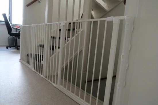 BabyDan Flex Traphekje 2 Deuren, 2x33cm 218cm Wit 1 BabyDan Flex Traphekje 2 Deuren, 2x33cm 218cm Wit