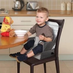 Dream Baby Stoelverhoger Voor Eetkamerstoel - Booster Seat - Zitkussen - Volledig Draagbaar - Met Veiligheidsriemen - Grijs 9 Dream Baby Stoelverhoger Voor Eetkamerstoel - Booster Seat - Zitkussen - Volledig Draagbaar - Met Veiligheidsriemen - Grijs -Telano-winkel 550x553 2
