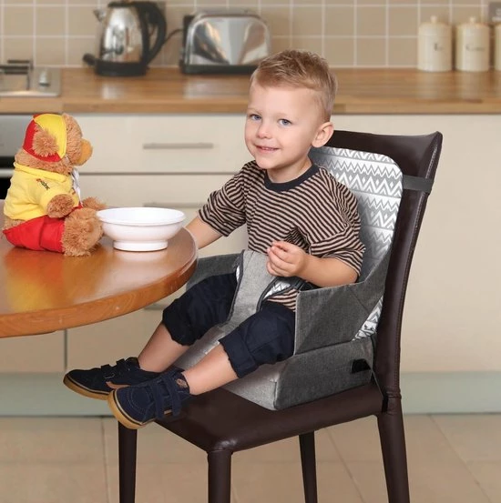 Dream Baby Stoelverhoger Voor Eetkamerstoel - Booster Seat - Zitkussen - Volledig Draagbaar - Met Veiligheidsriemen - Grijs 3 Dream Baby Stoelverhoger Voor Eetkamerstoel - Booster Seat - Zitkussen - Volledig Draagbaar - Met Veiligheidsriemen - Grijs - Afbeelding 3