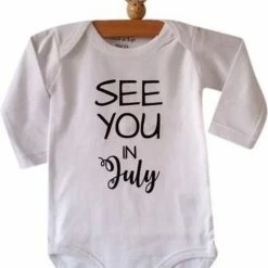 Merkloos Baby Rompertje Tekst Aankondiging Zwangerschap Zwangerschapsaankondiging Maand See You In July Juli| Lange Mouw | Wit | Maat 50/56 Jongen Meisje Unisex | Cadeau Voor De Liefste Aanstaande Oma En Opa Mama Papa Oom Tante | Bekendmaking Zwangerschap