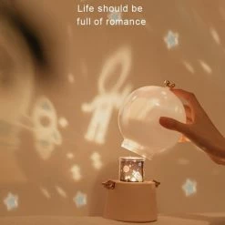 Merkloos Nachtlamp - Kinderen - Baby - LED - Oplaadbaar Met 6 Dia Thema`s - Projector Op Muren - Draadloos - Sterren Projector - Kinderlamp - Muziekdoos - Sterrenlamp - Unicorn - Planeten - 3in1 - Sinterklaas - Kerst - Bed Lamp -Telano-winkel 550x761