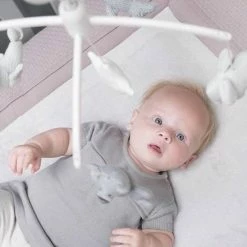 Baby's Only Muziekmobiel Baby - Boxmobiel - Zand/Wolwit/Wit - Gebreide Figuurtjes - Muziek Speelgoed - Melodie 'It's A Small World' 20 Baby's Only Muziekmobiel Baby - Boxmobiel - Zand/Wolwit/Wit - Gebreide Figuurtjes - Muziek Speelgoed - Melodie 'It's A Small World' -Telano-winkel 550x825 115